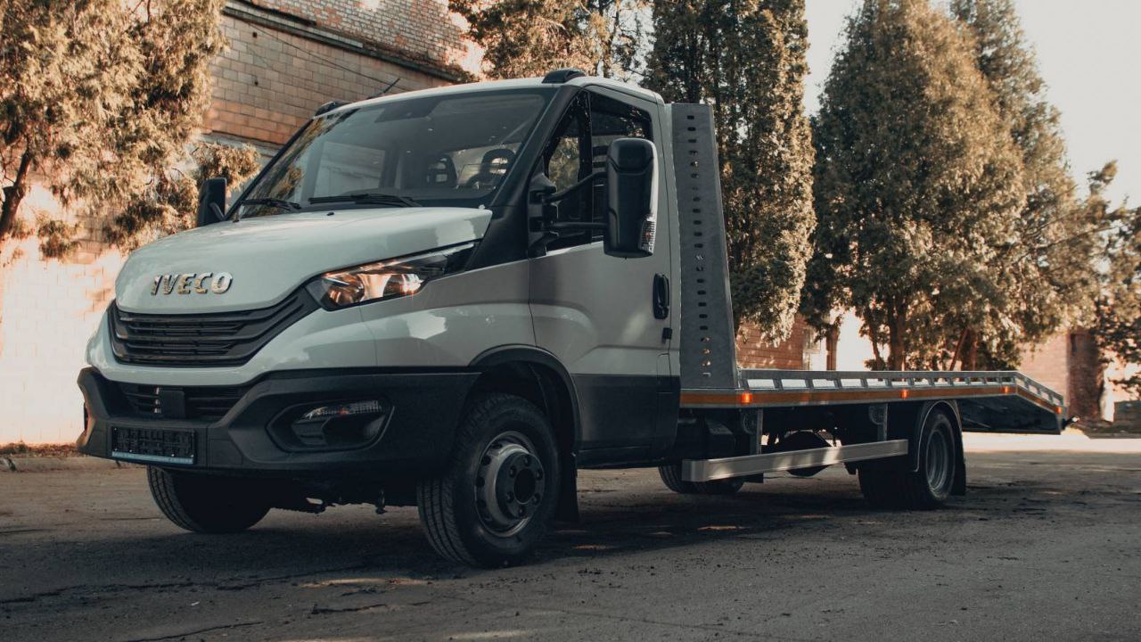 Евакуаторна платформа на базі шасі Iveco Daily 70C16